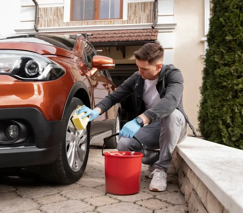 Lavage auto à domicile Creuzier-le-Vieux : professionnel intervenant sur un véhicule